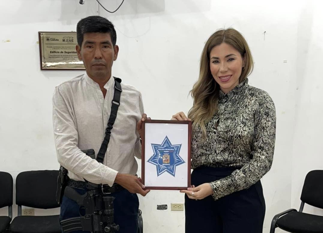 Toma Tania Flores protesta a nuevo <br>director de Seguridad Pública