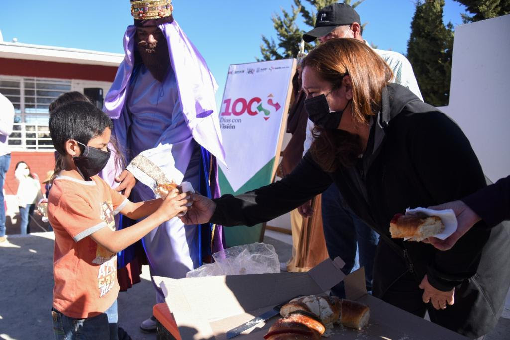 Presidenta honoraria del DIF Saltillo parte rosca de reyes en ejidos