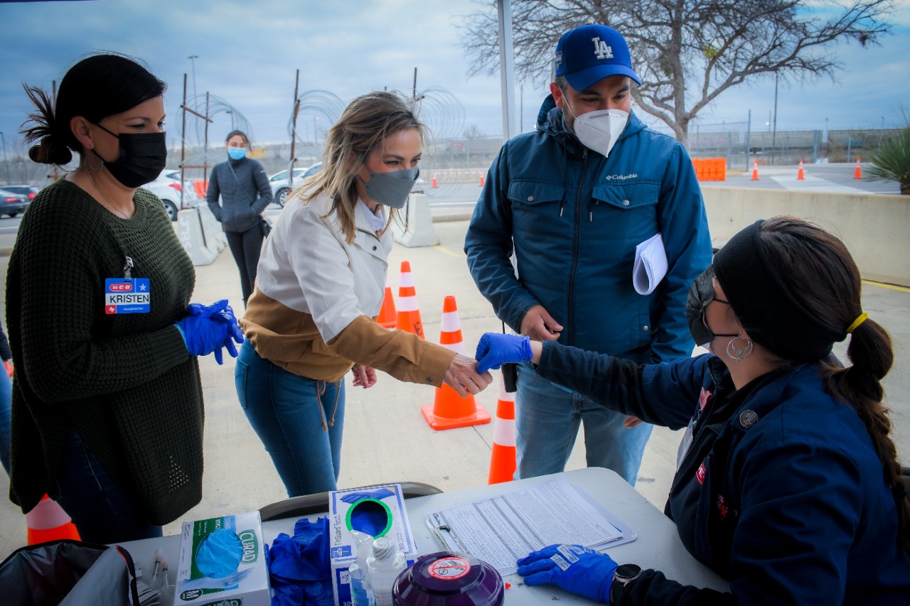 Vacunan a 730 maestros en PN en jornada transfronteriza