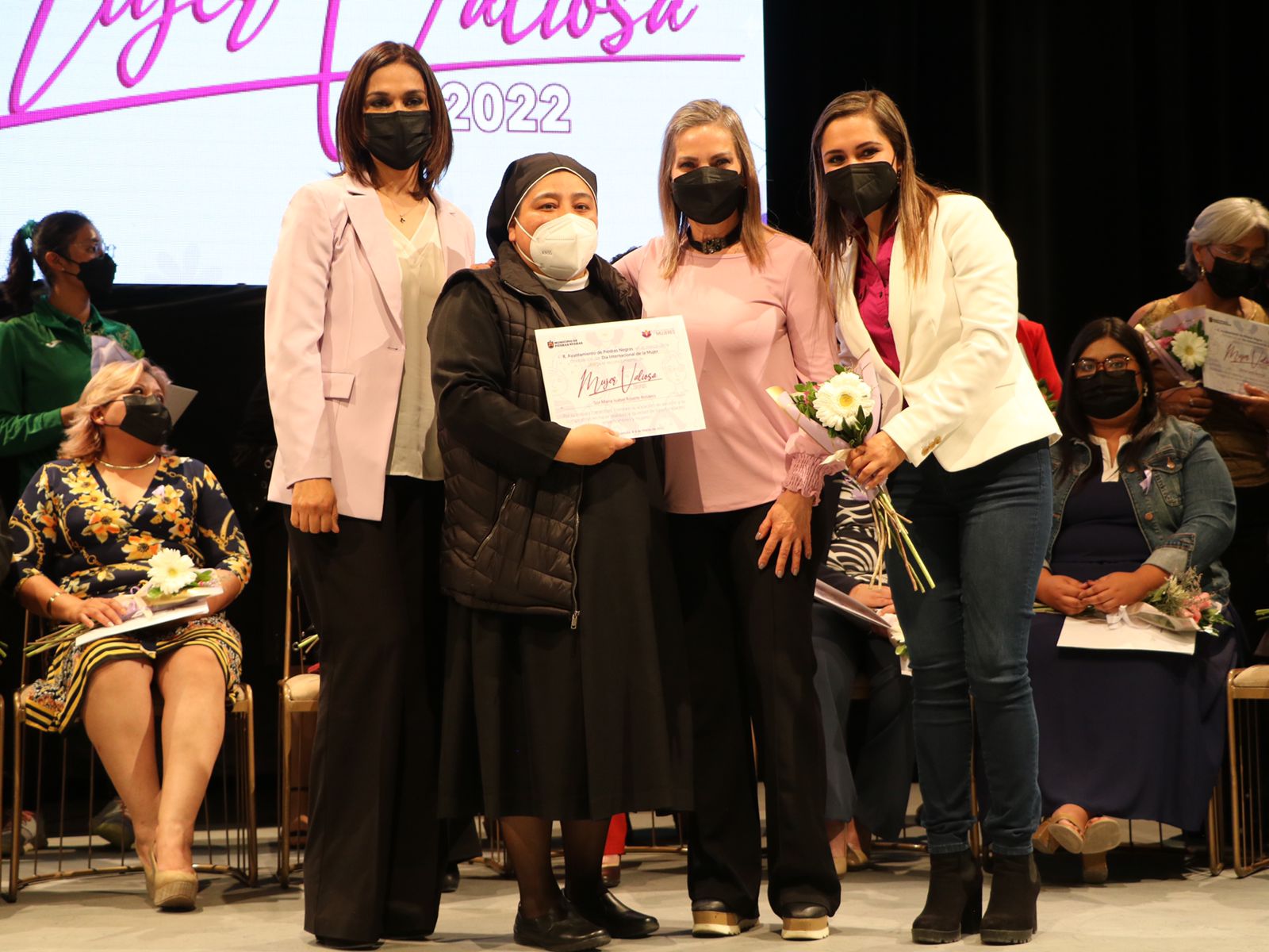 Reconoce Norma Treviño a mujeres valiosas 202