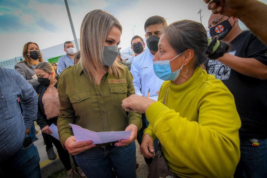 Cercana a la gente, llega Norma Treviño con todo a la colonia Año 2000