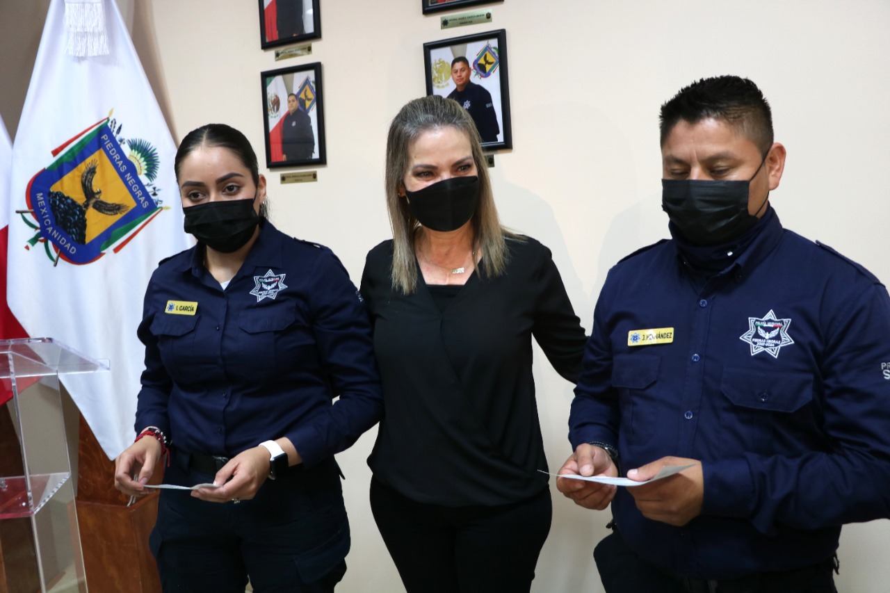 Premia alcaldesa de PN a policías del mes