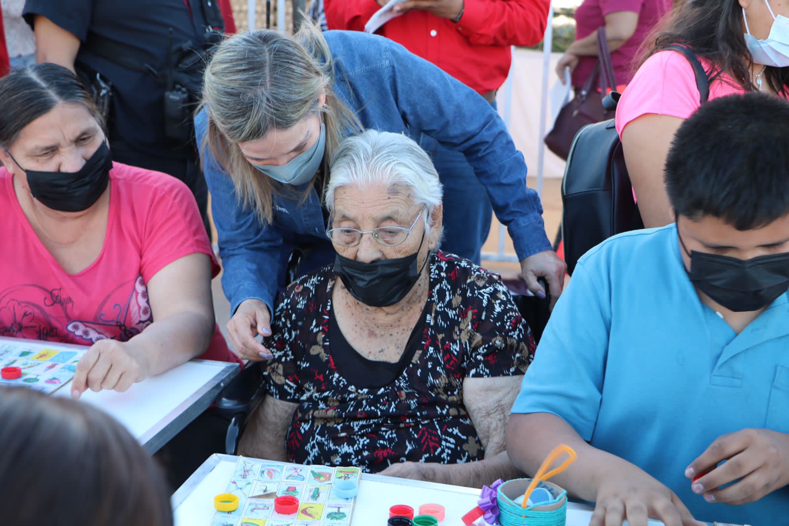 Se benefician vecinos de Los Montes con “Mi canasta básica” y “brigada de puertas abiertas”