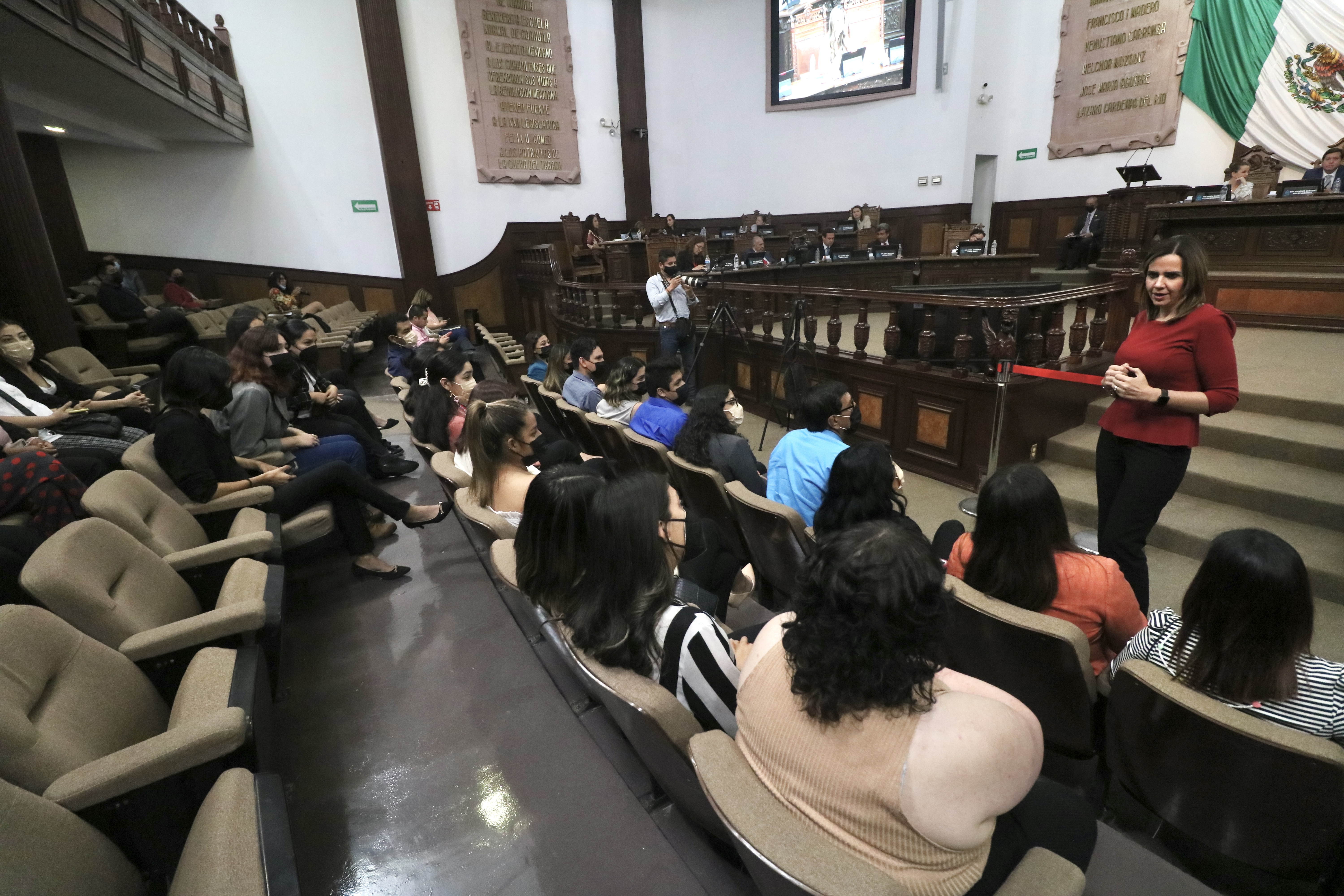 Recibe Lupita Oyervides a alumnos de UANE <br>en el Congreso; les muestra trabajo legislativo