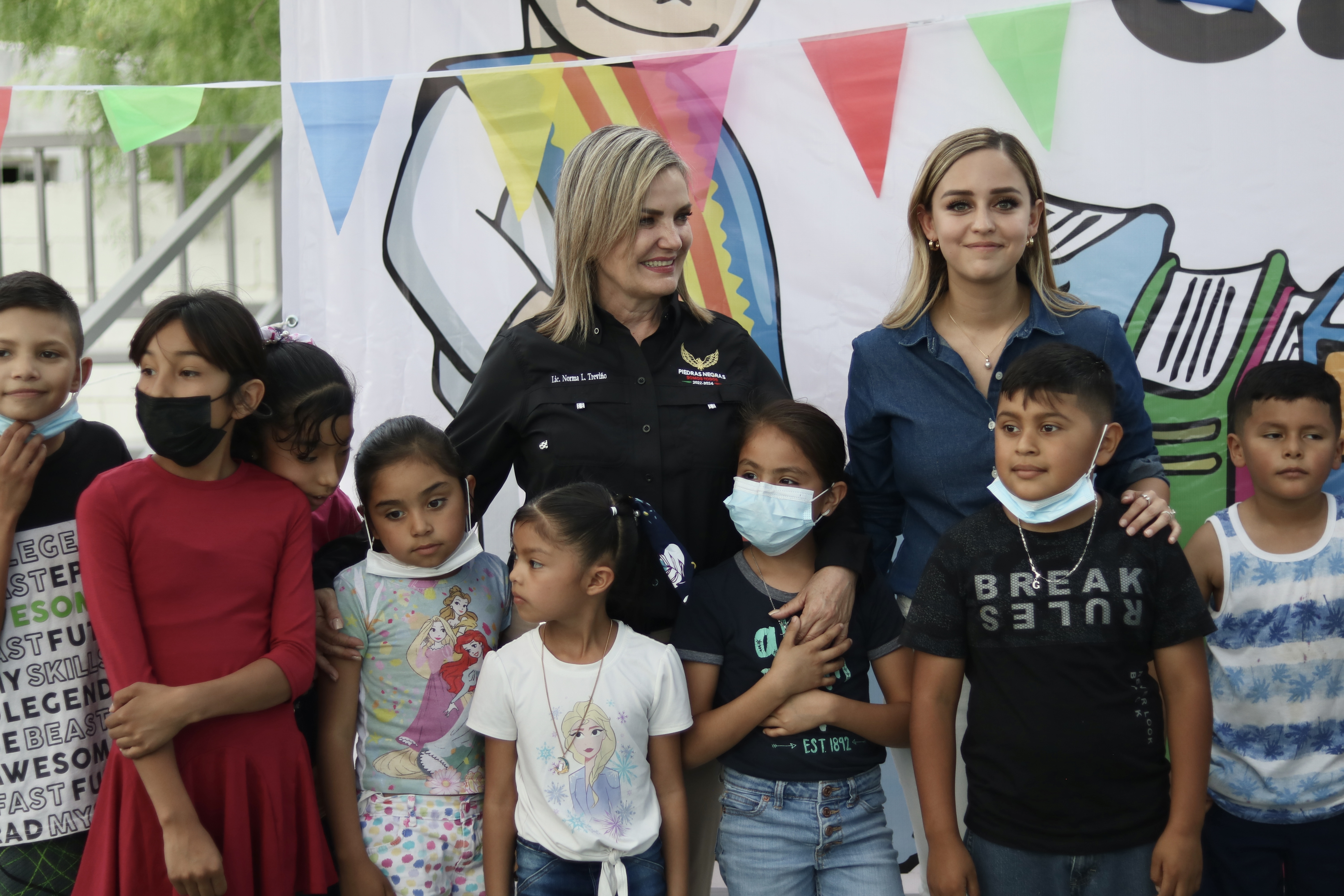 Festejan a niños e el ejido Piedras Negras