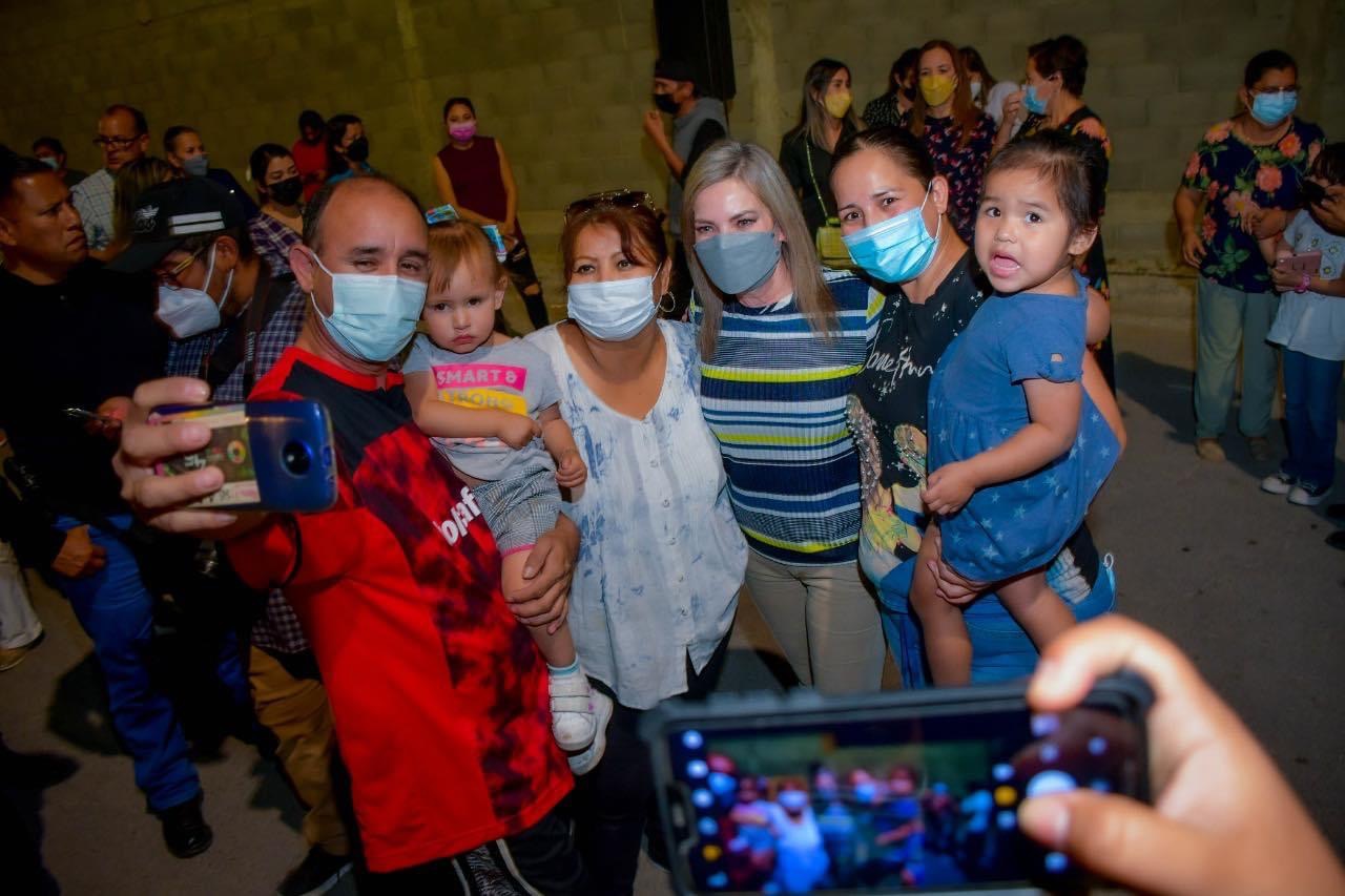 Le cumple Norma Treviño a colonos; <br>ilumina calle de Valle Escondido