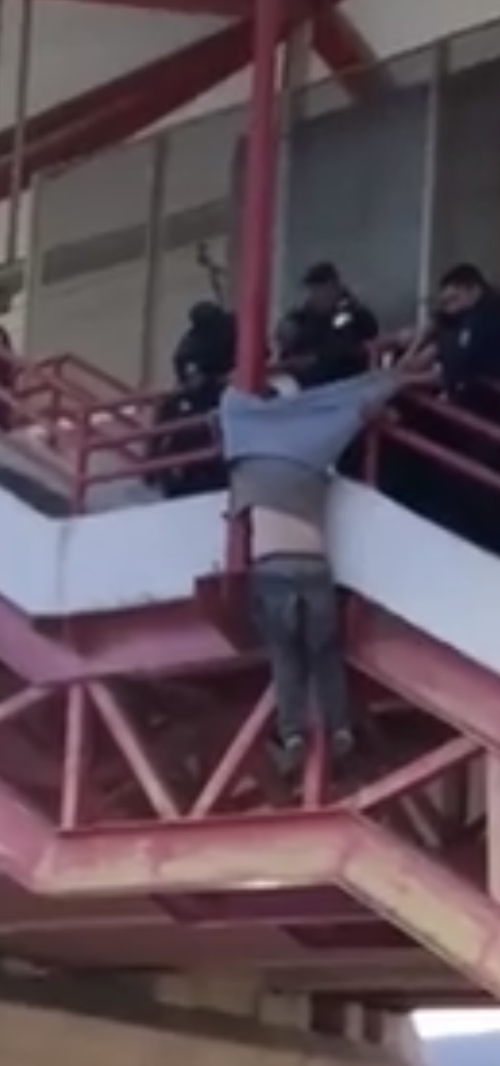 Hombre se avienta del metro en Monterrey