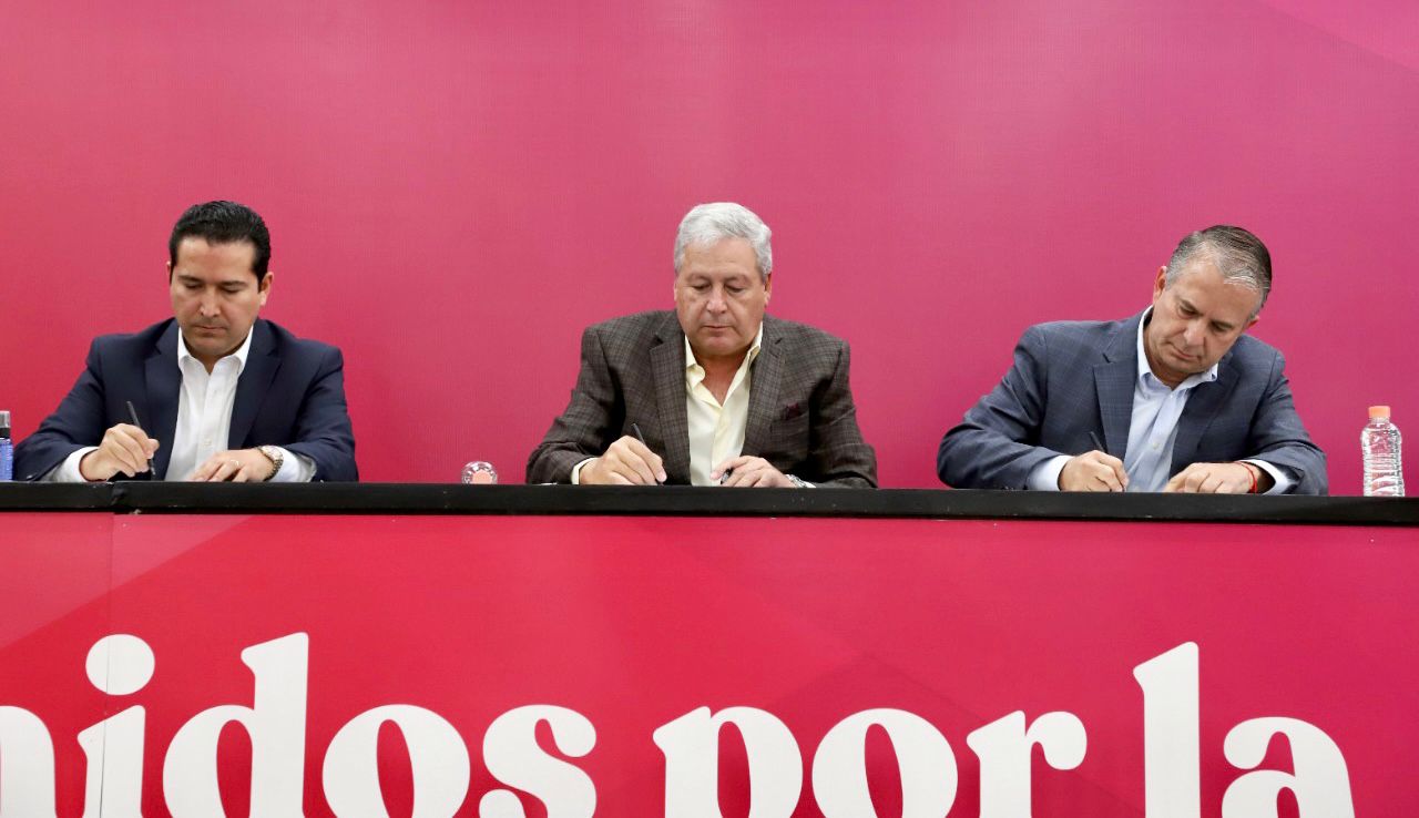 Anuncia Chema Fraustro internet gratuito <br>en los 26 Centros Comunitarios