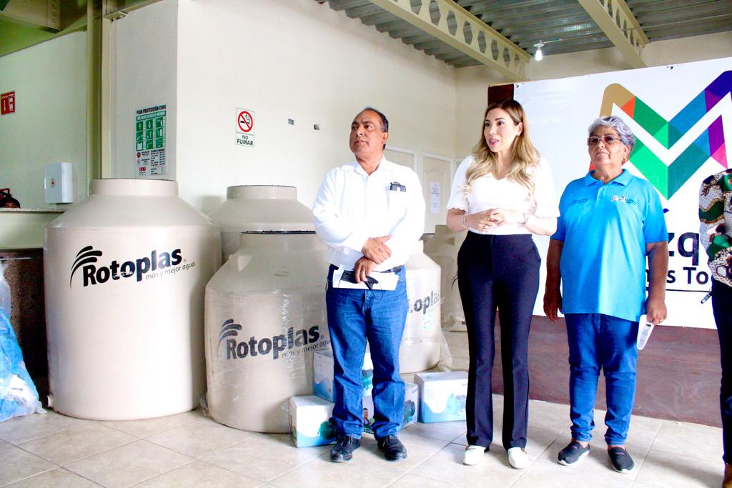 Inicia Tania Flores venta de tinacos a bajo costo
