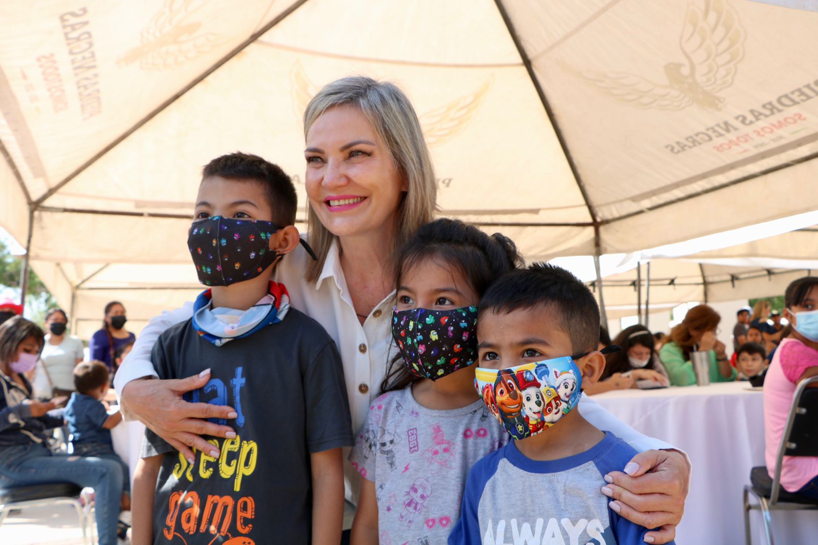 Festeja Norma Treviño a cientos <br>de niños en la Macroplaza