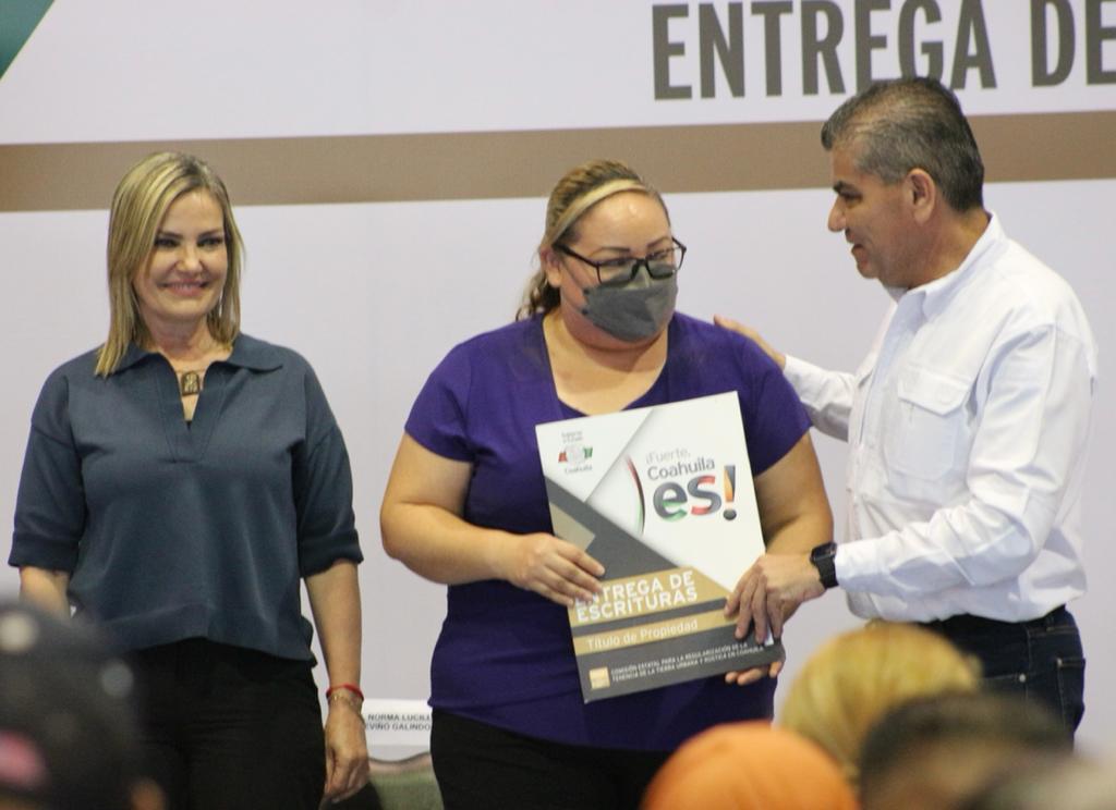 Reciben cientos de familias de Piedras Negras <br>sus escrituras de manos del Gobernador