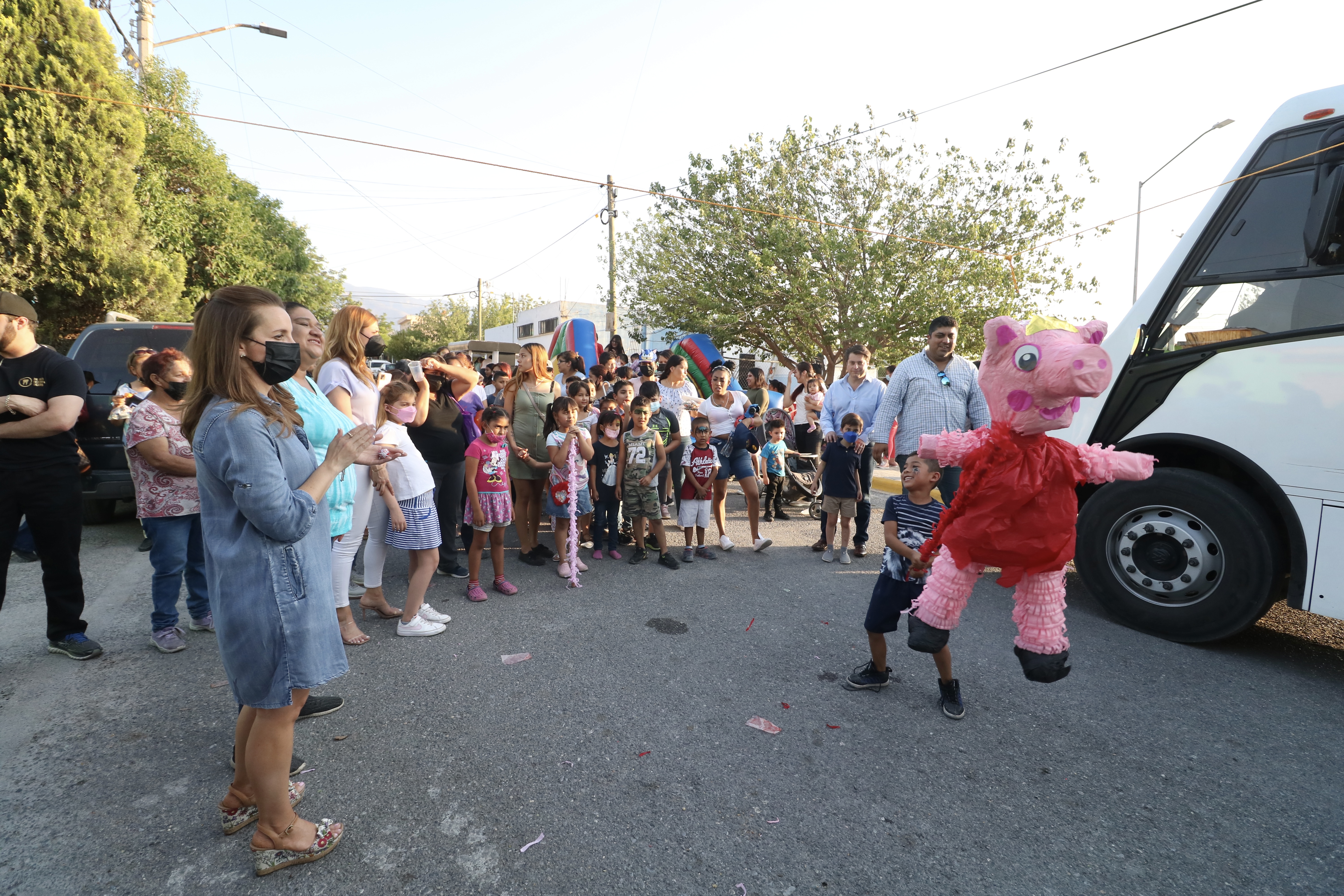 Continúa María Bárbara <br>festejando a niños de su distrito