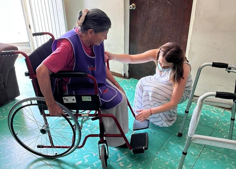 Entrega María Bárbara apoyos <br>a vecinos del distrito 14