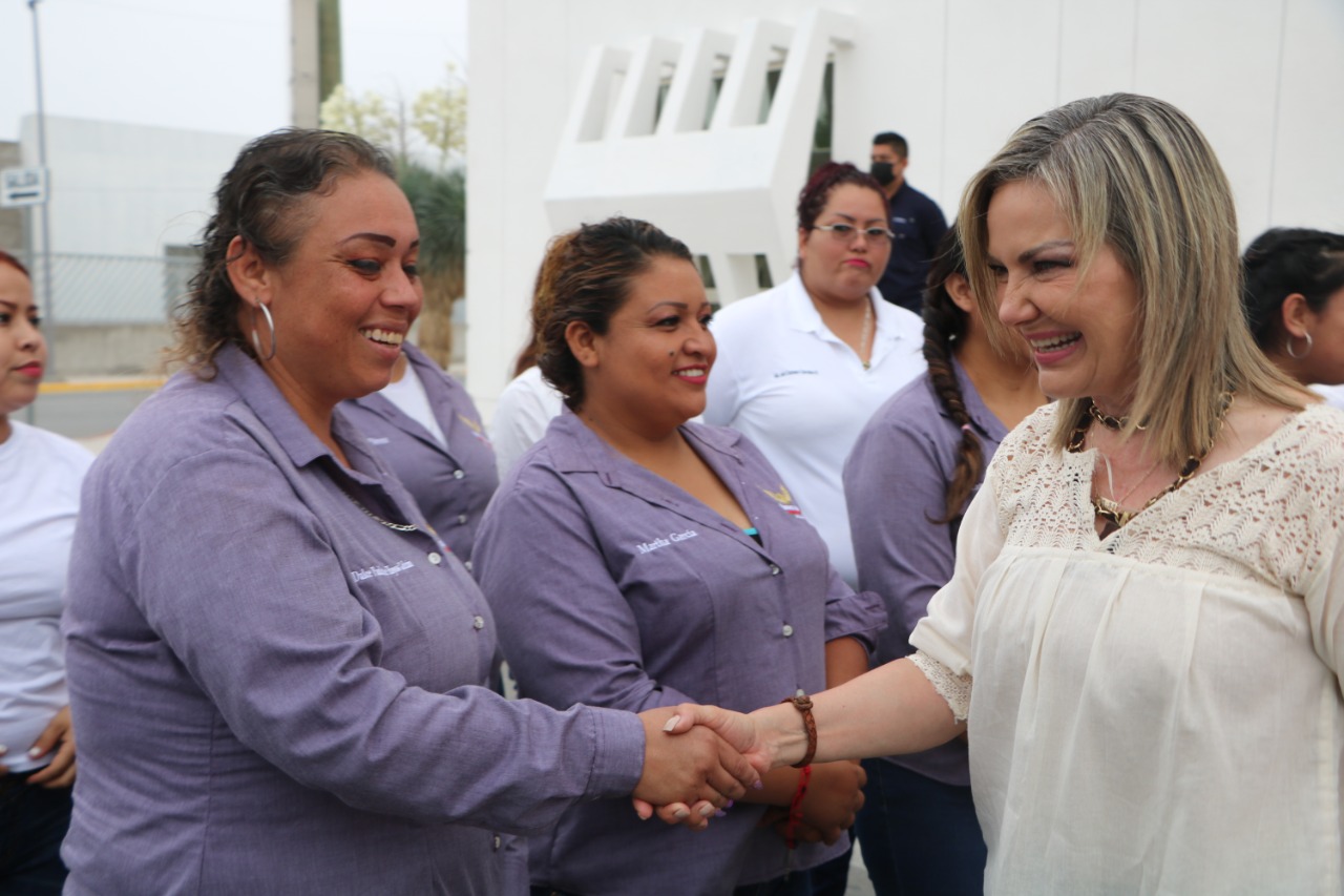 Entrega Norma Treviño incentivos a policía <br>del mes y radios a taxis “Guardián Mujer”