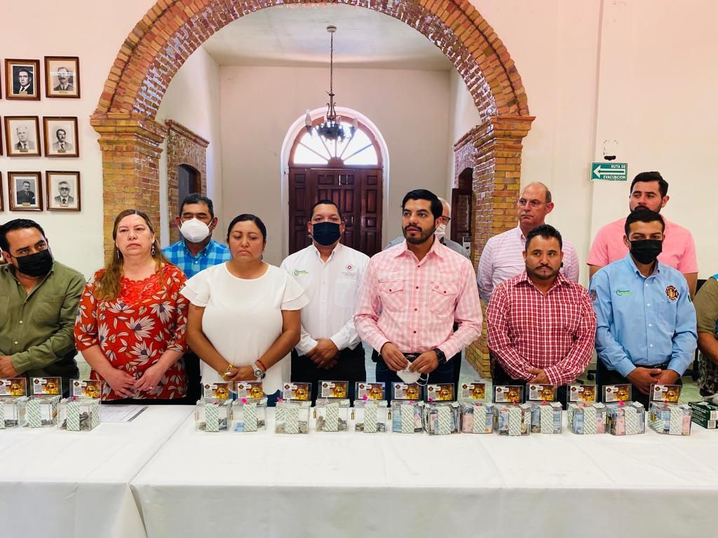 Apertura Ramiro urnas de la colecta para <br>Bomberos y dona un mes de su salario