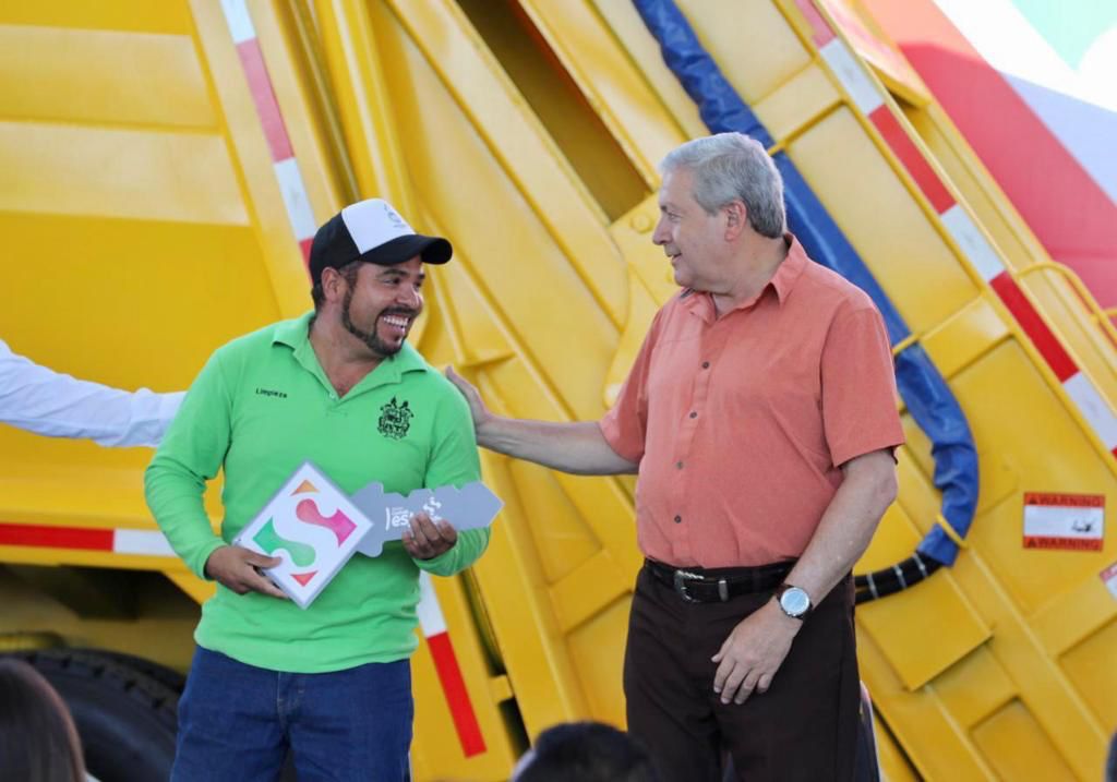 Entregan Chema Fraustro y Riquelme <br>4 camiones recolectores de basura