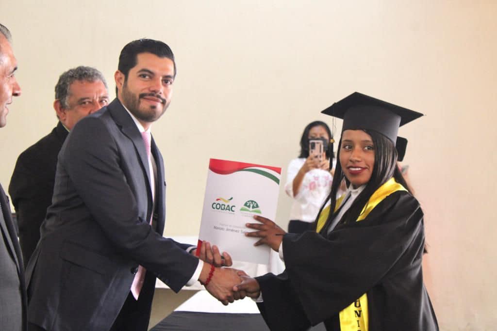 Apadrina Ramiro Durán a graduados del Cobar en Arteaga