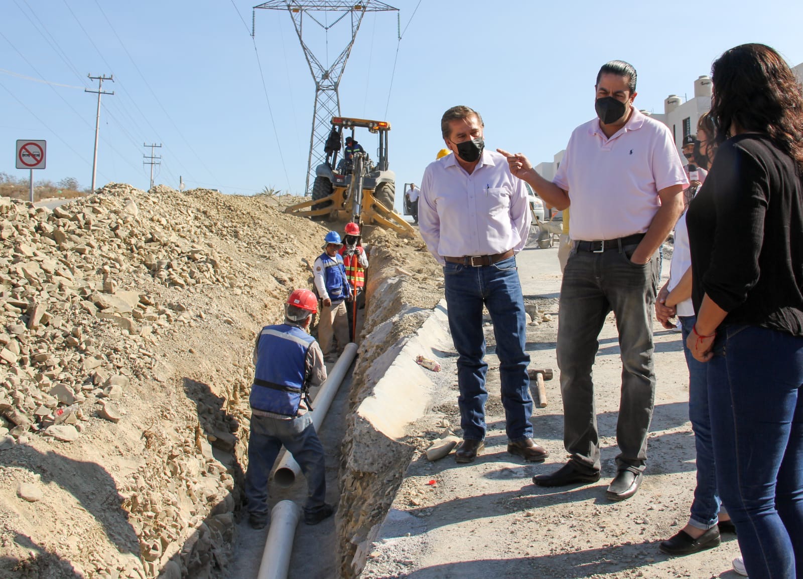Supervisa Chema Morales trabajos en línea de conducción en Real Del Valle