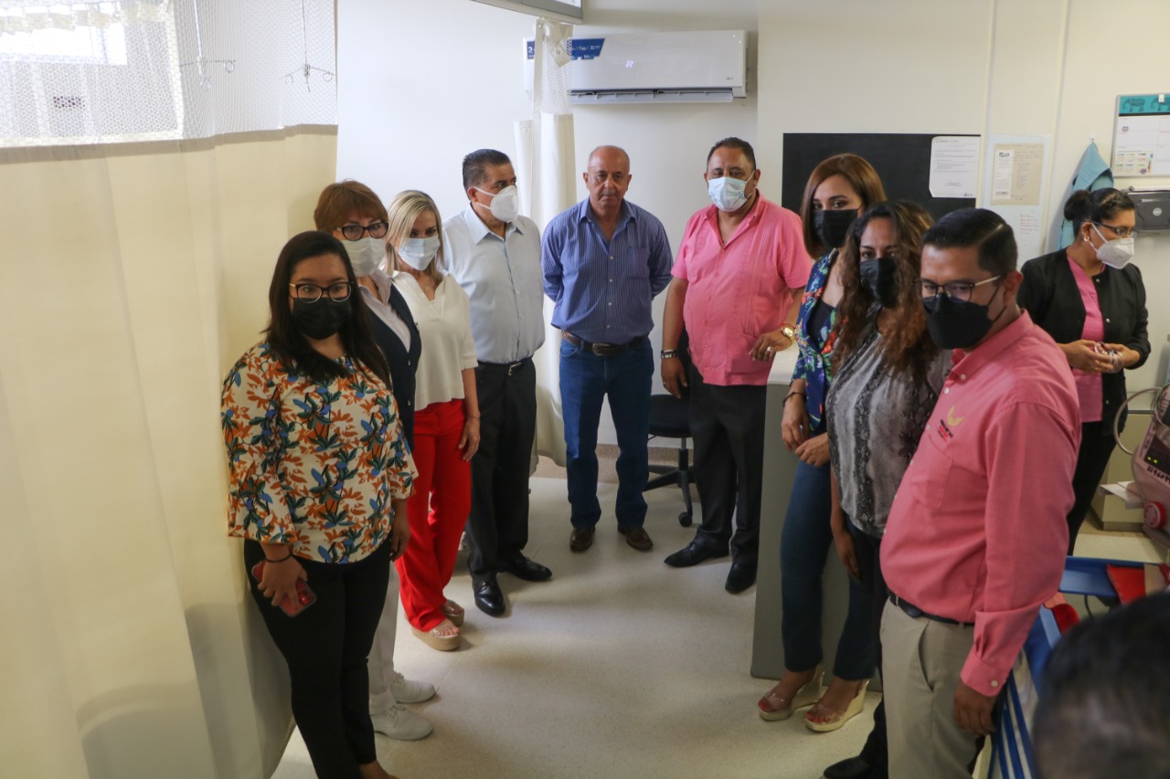 Entrega Norma Treviño equipo y mobiliario a clínica del ISSSTE