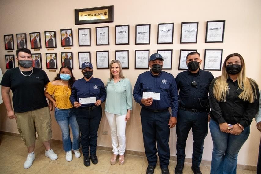 Reconoce Norma Treviño a policías del mes