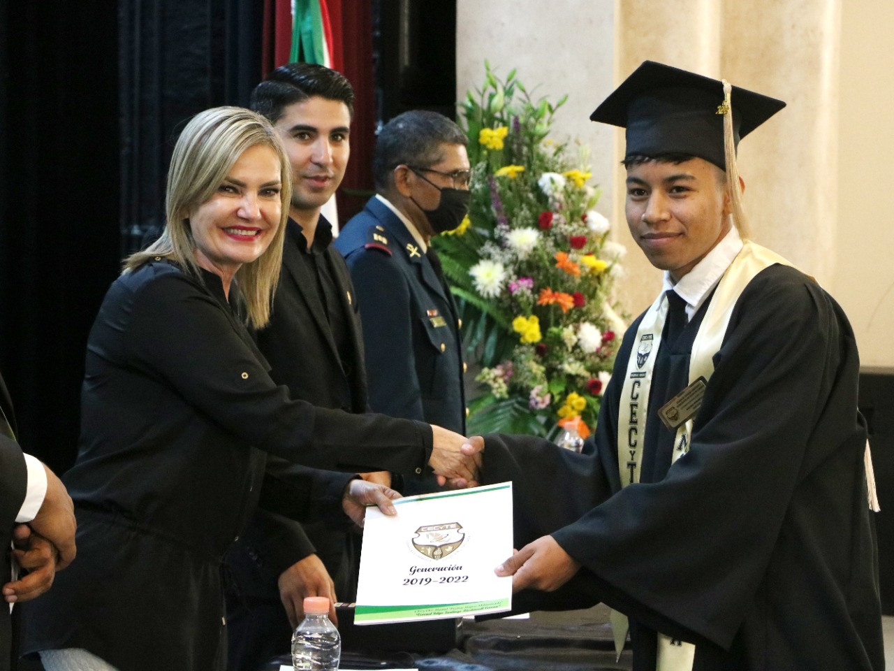 Asiste Norma Treviño a ceremonia de graduación del Cecytec militarizado