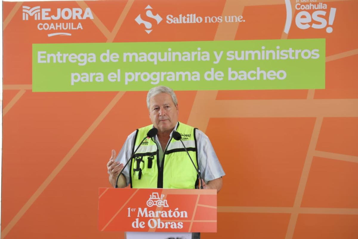 Fortalece Chema Fraustro programa de <br>bacheo con más maquinaria y suministros