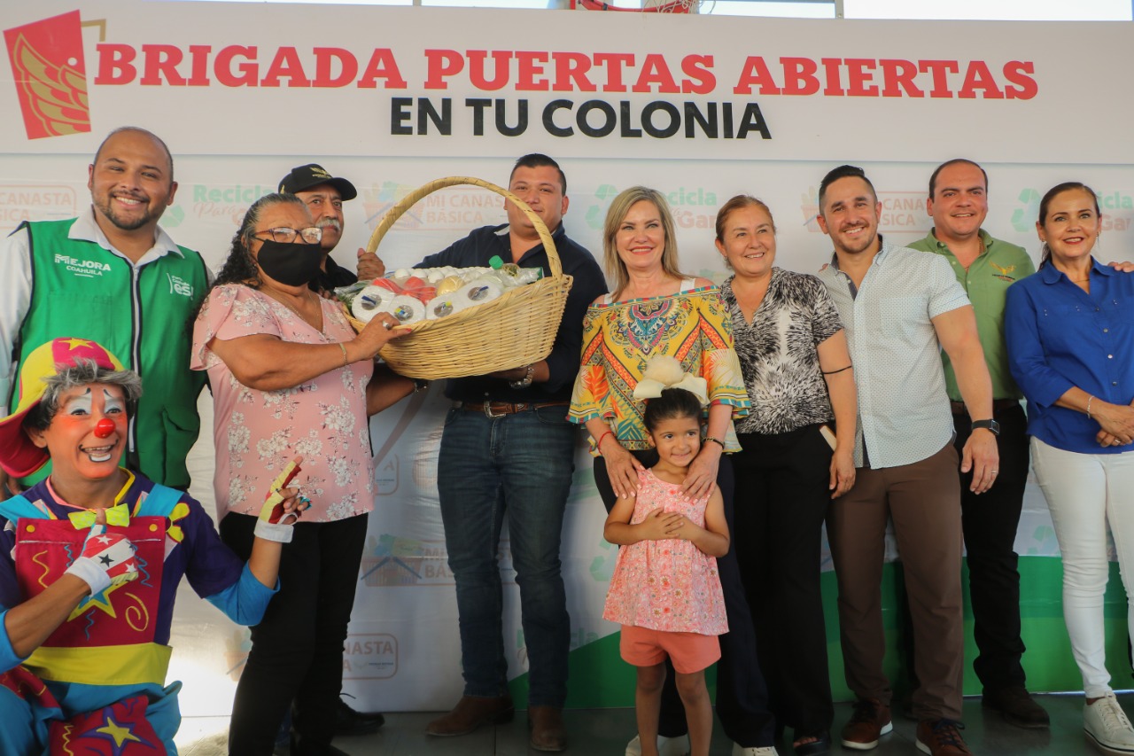 Benefician a vecinos de Los Pinos con brigada <br>de Puertas Abiertas y Mi Canasta Básica en PN