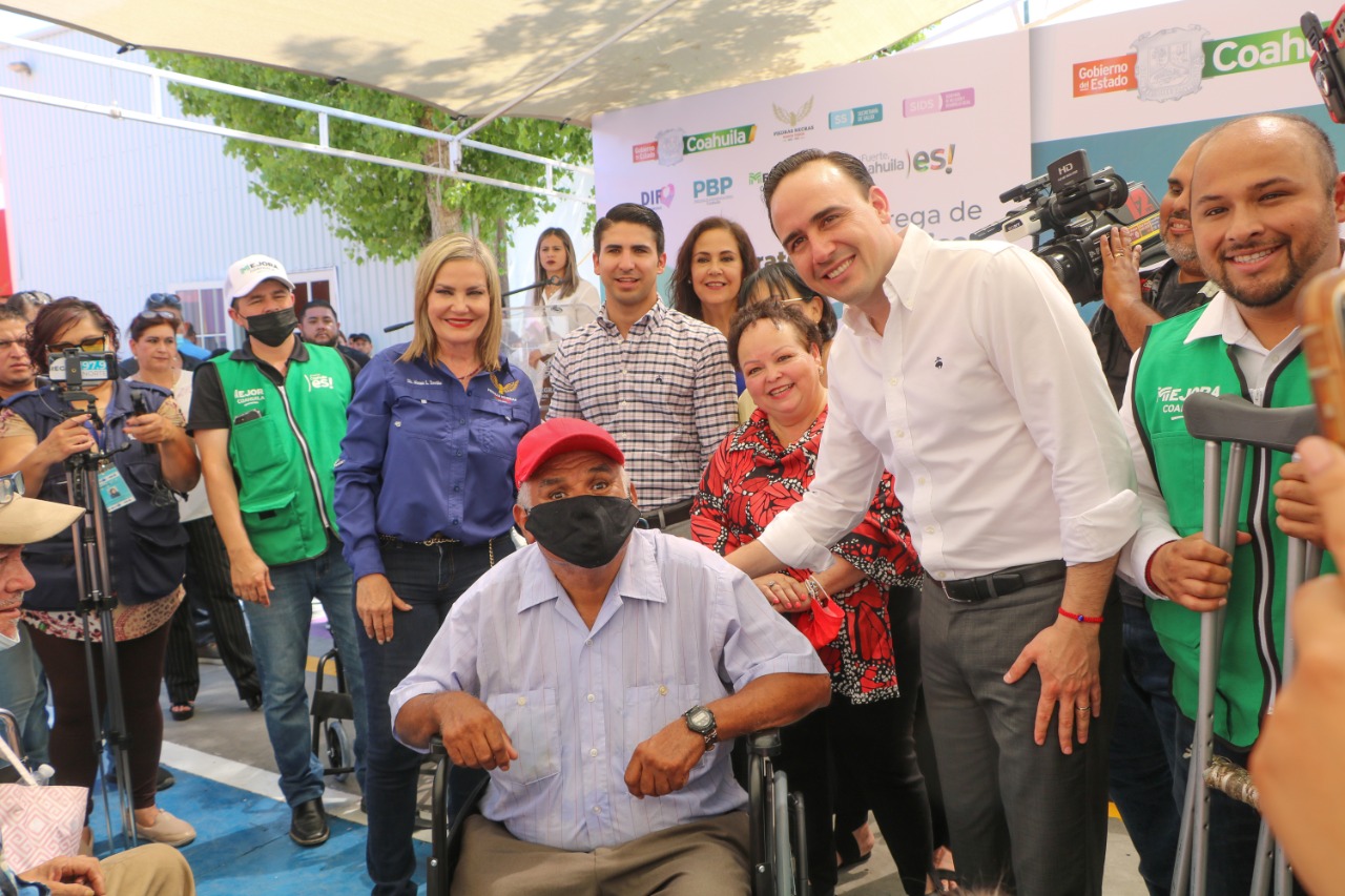 Entregan Norma Treviño y Manolo <br>aparatos ortopédicos en PN