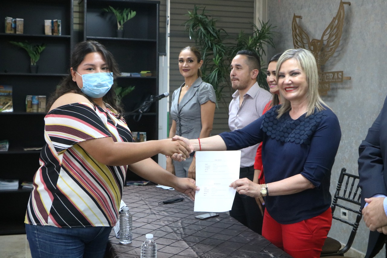 Entregan los primeros créditos a microempresarios en Piedras Negras