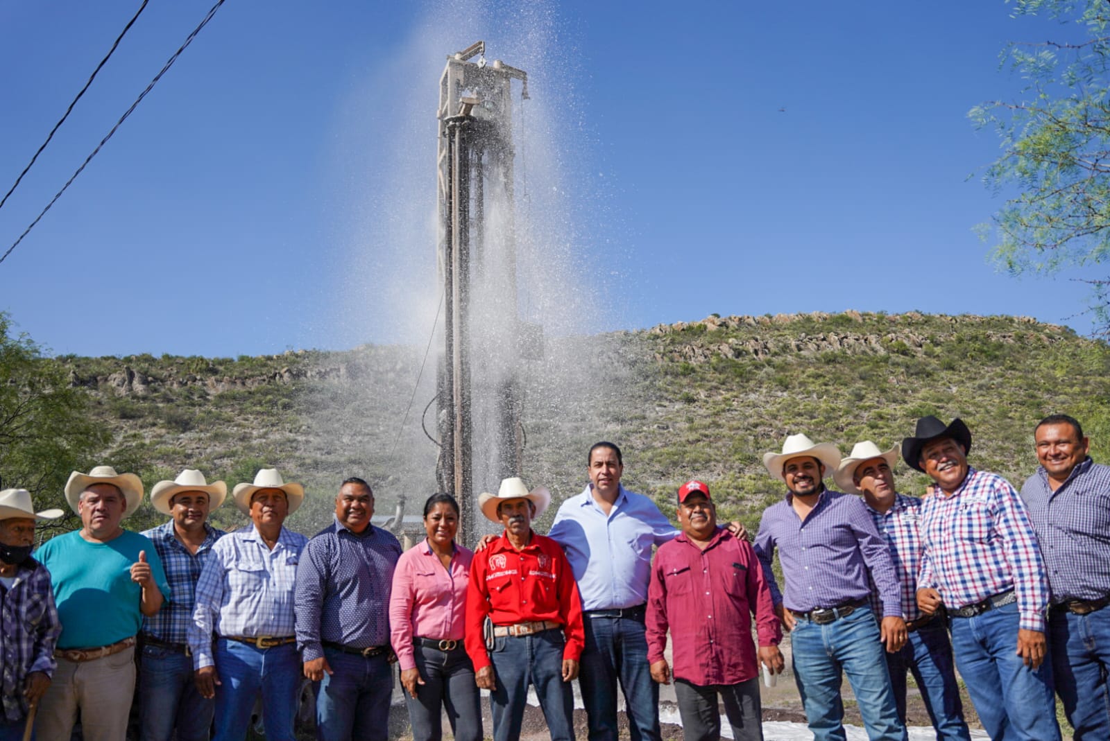 Entrega Chema Morales programa “Tu eliges” en el ejido Agüita del Rosario