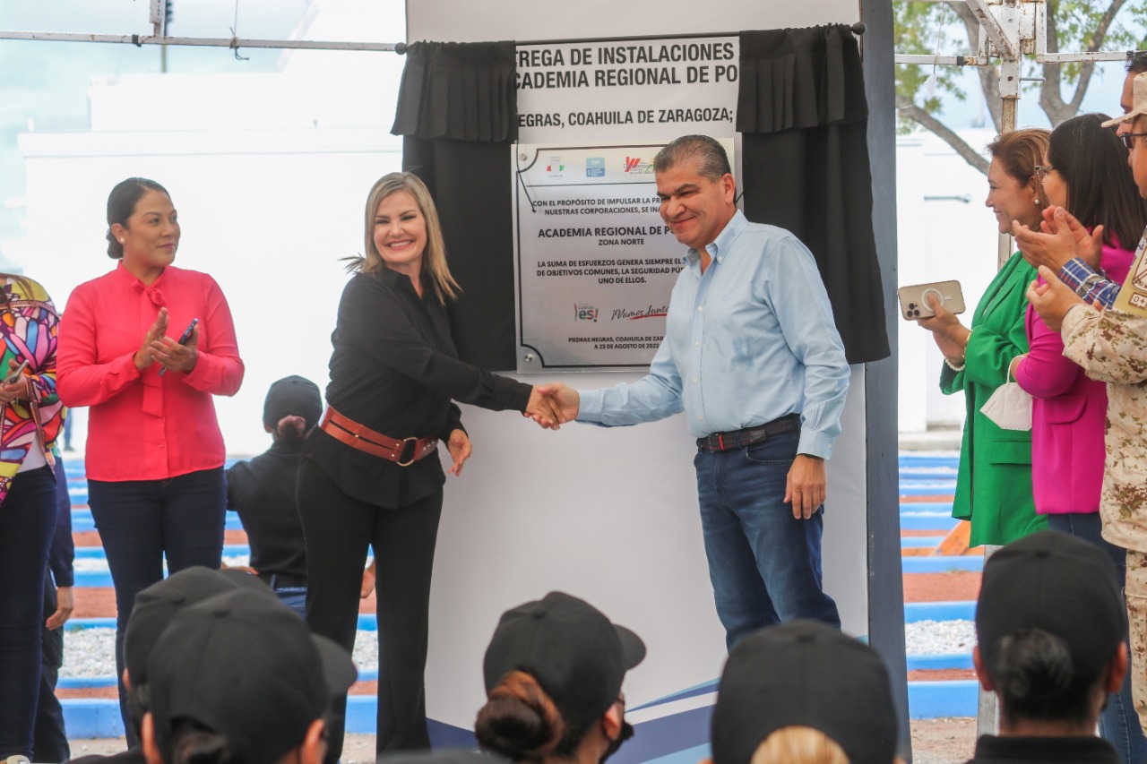 Inauguran Norma Treviño y MARS academia <br>de regional policía y entregan 8 patrullas