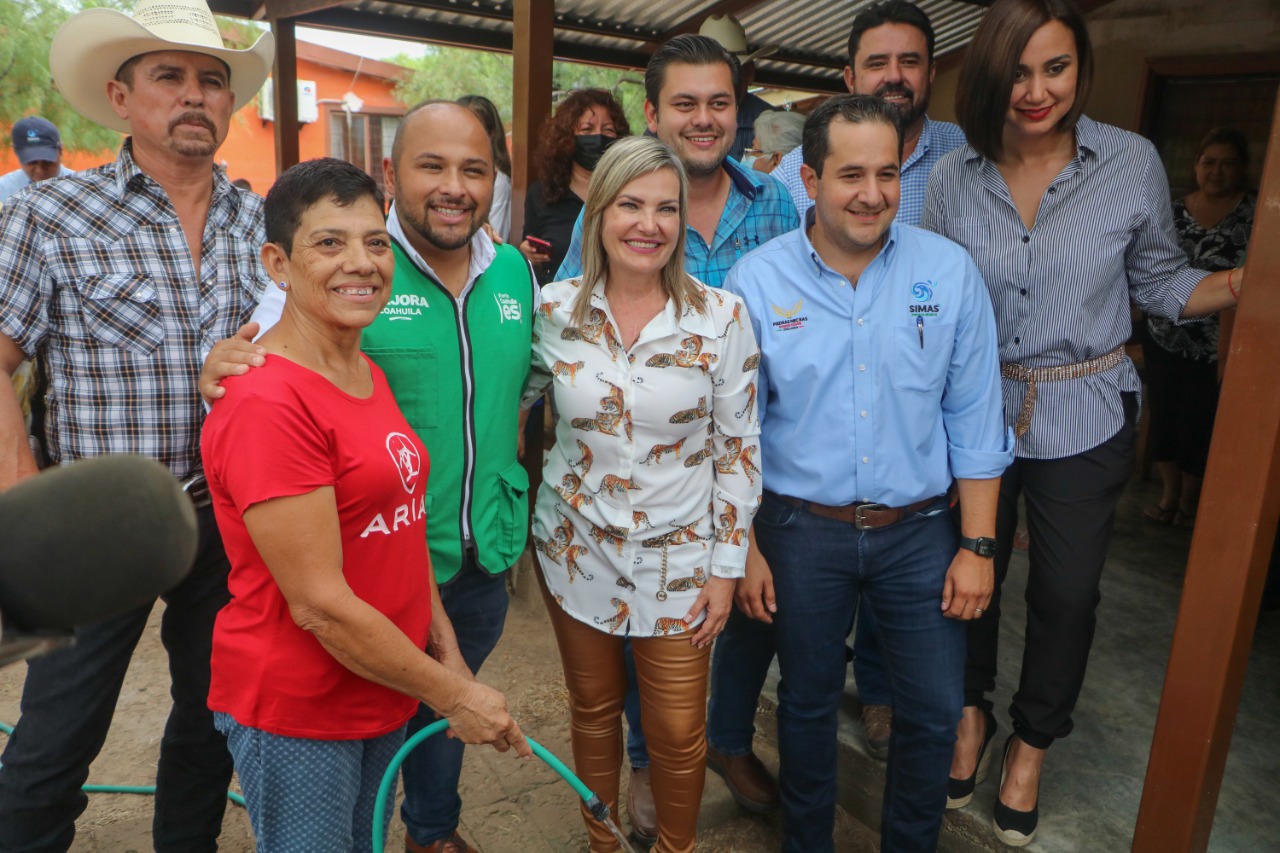 Cumple Norma Treviño un compromiso más; lleva agua al Centinela