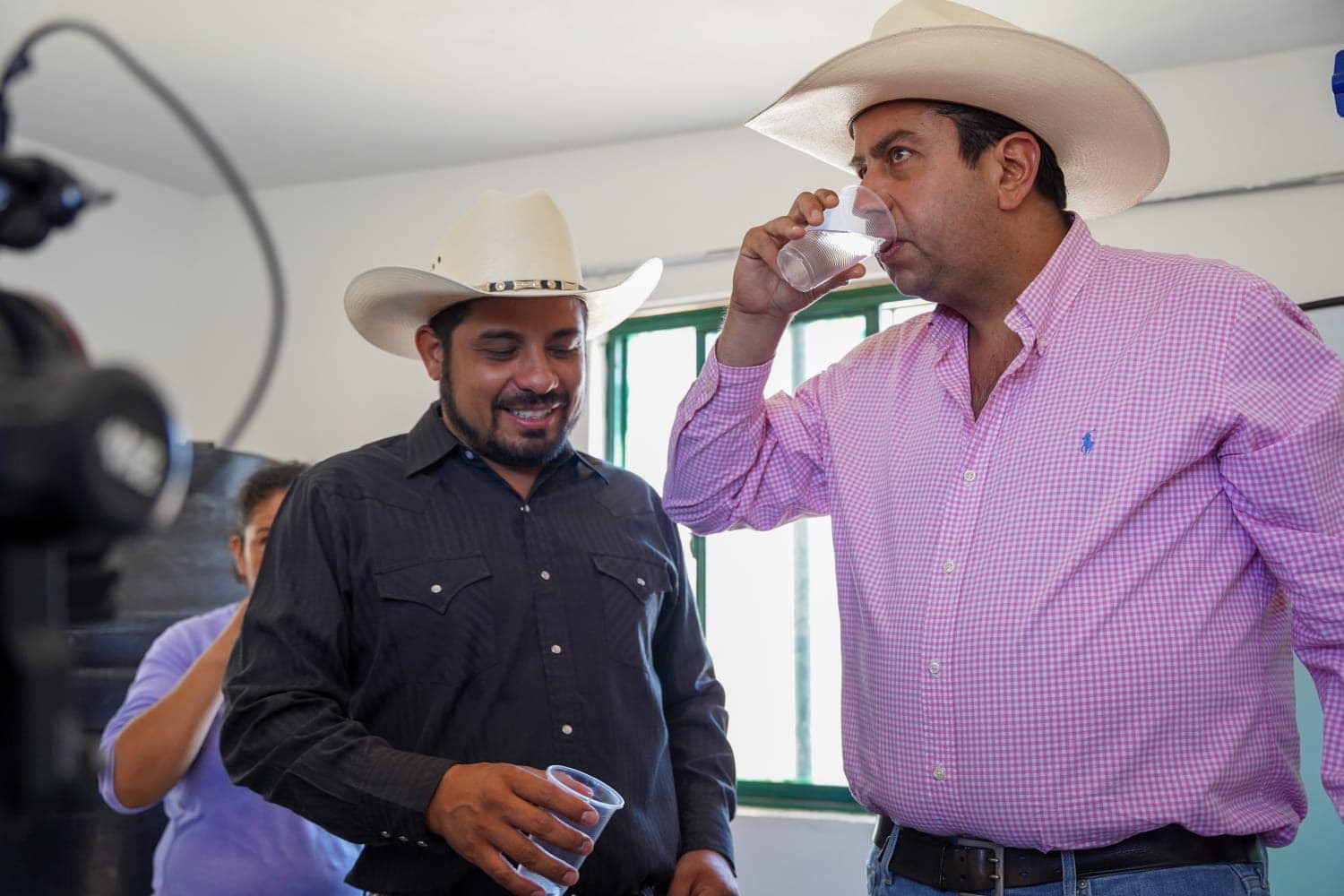 Entrega Chema Morales planta potabilizadora en una comunidad rural más