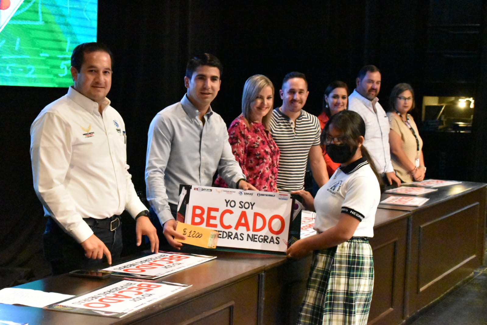 Continúa Norma Treviño <br>con entrega de becas