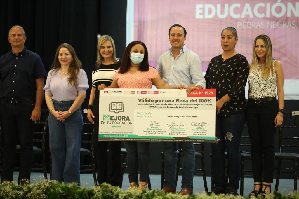 Avanza con éxito programa de becas para mujeres que estudian la prepa: Manolo