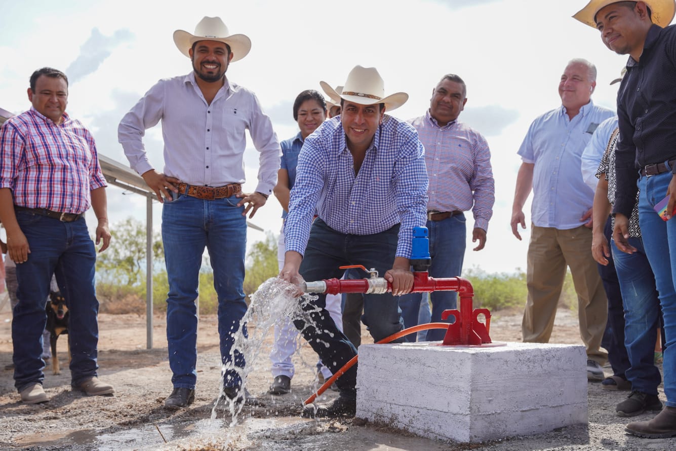 Entrega Chema Morales perforación de pozo <br>de agua en el ejido Plan de Guadalupe