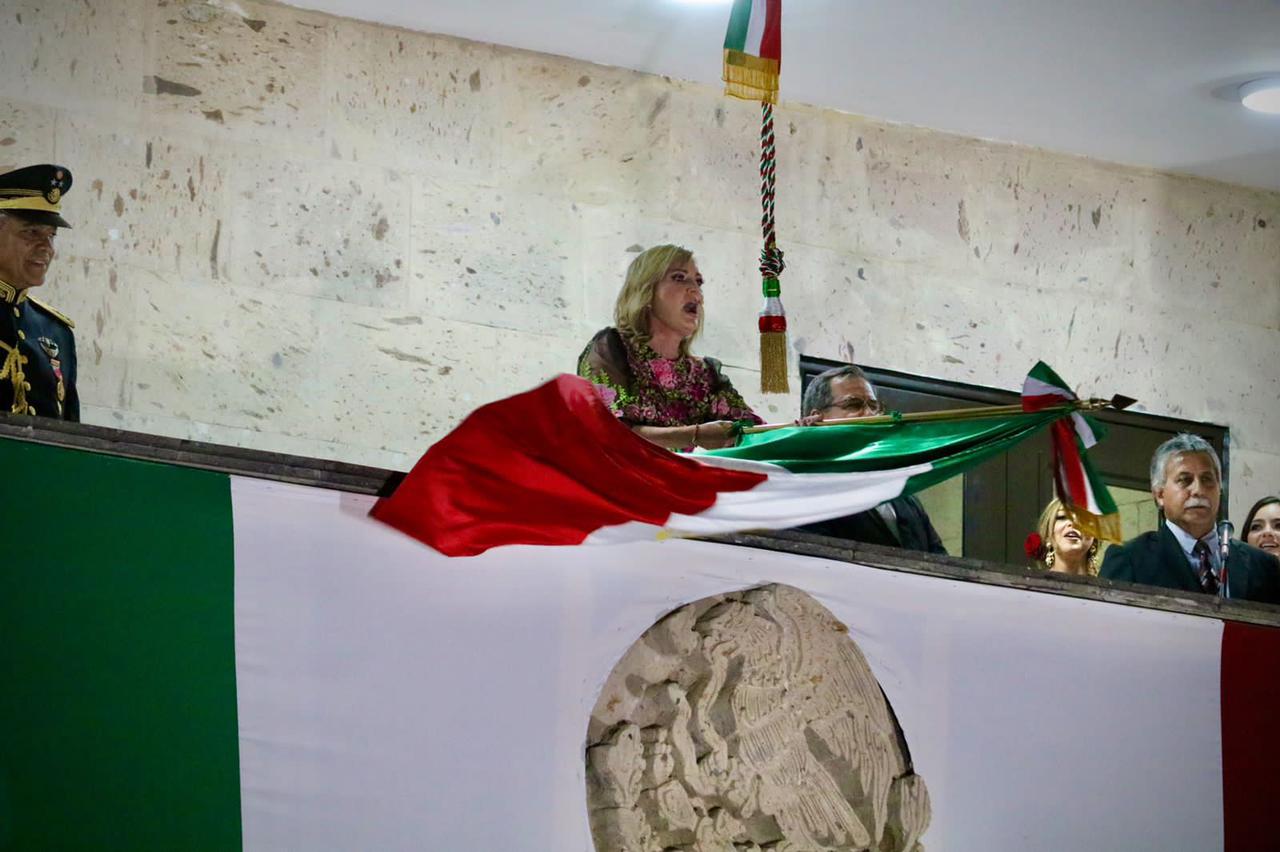 Ante miles de nigropetenses, Norma Treviño da el Grito de Independencia