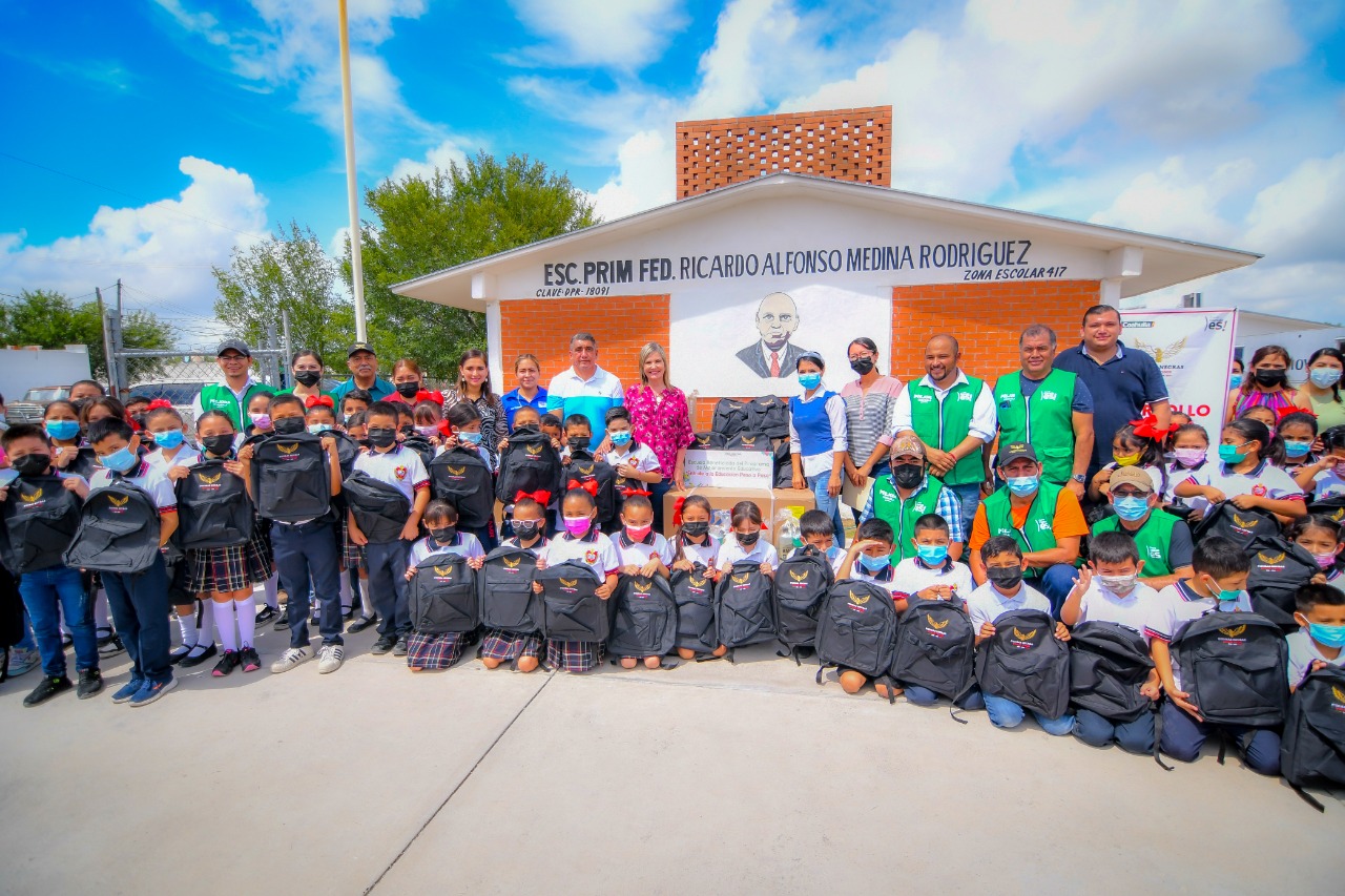 Entrega Norma Treviño mini split’s, mochilas y útiles escolares