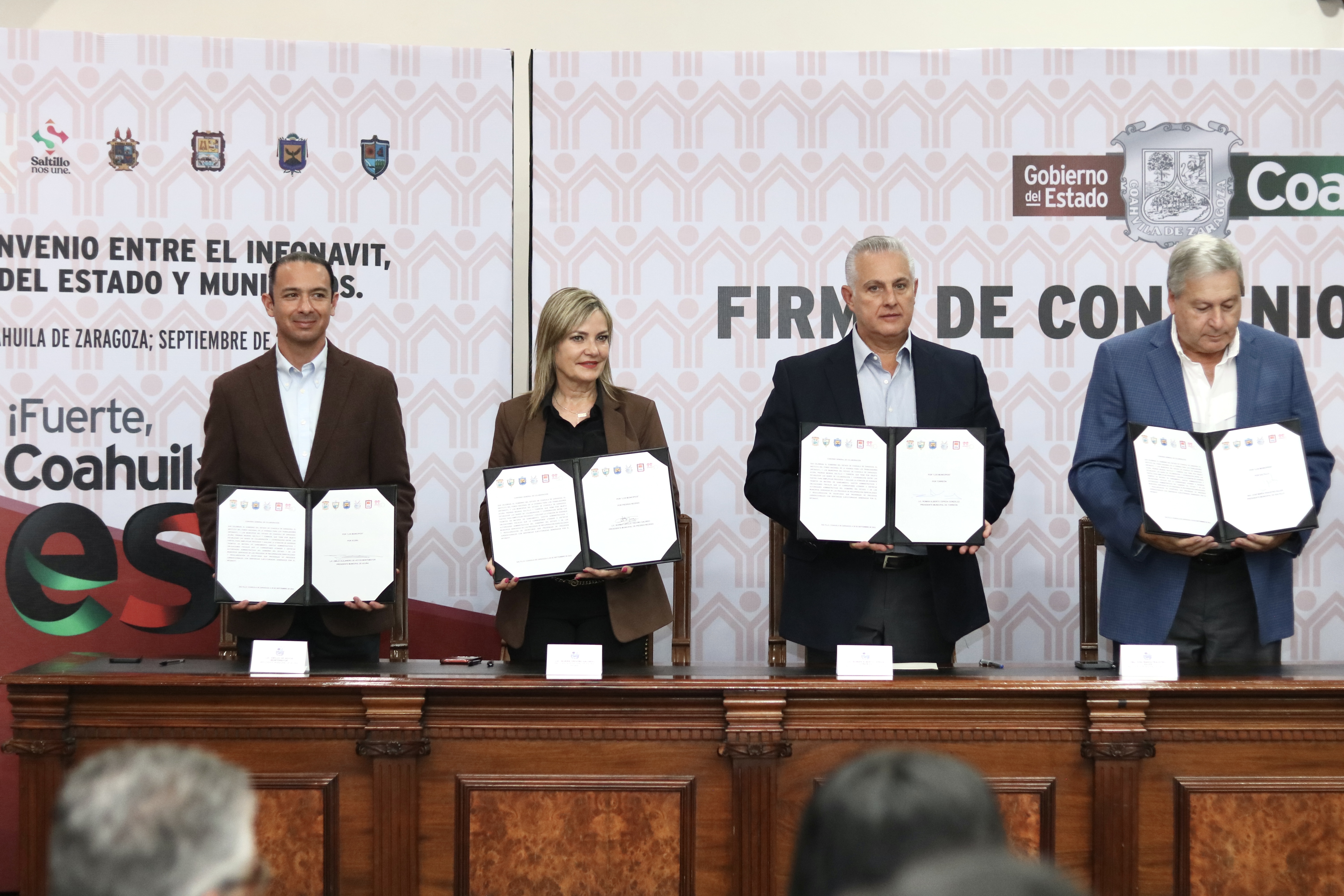 Firma Norma Treviño convenio con Estado e Infonavit