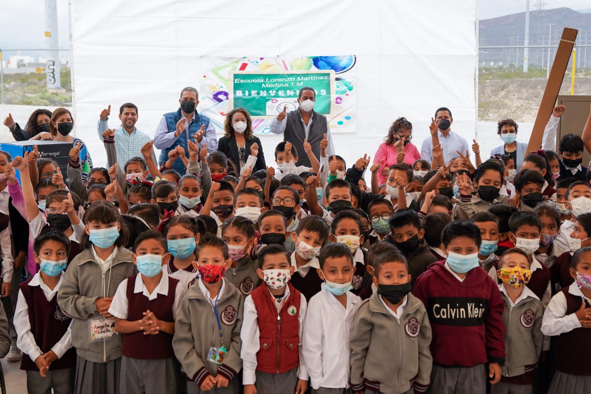 Entrega Chema Morales apoyos en escuela de Parajes Del Valle