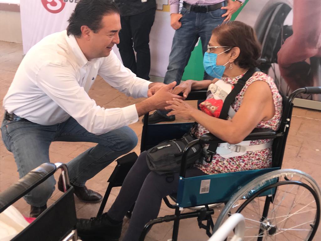 Continúa Jaime Bueno sumando beneficios; entregan otras 20 sillas de ruedas