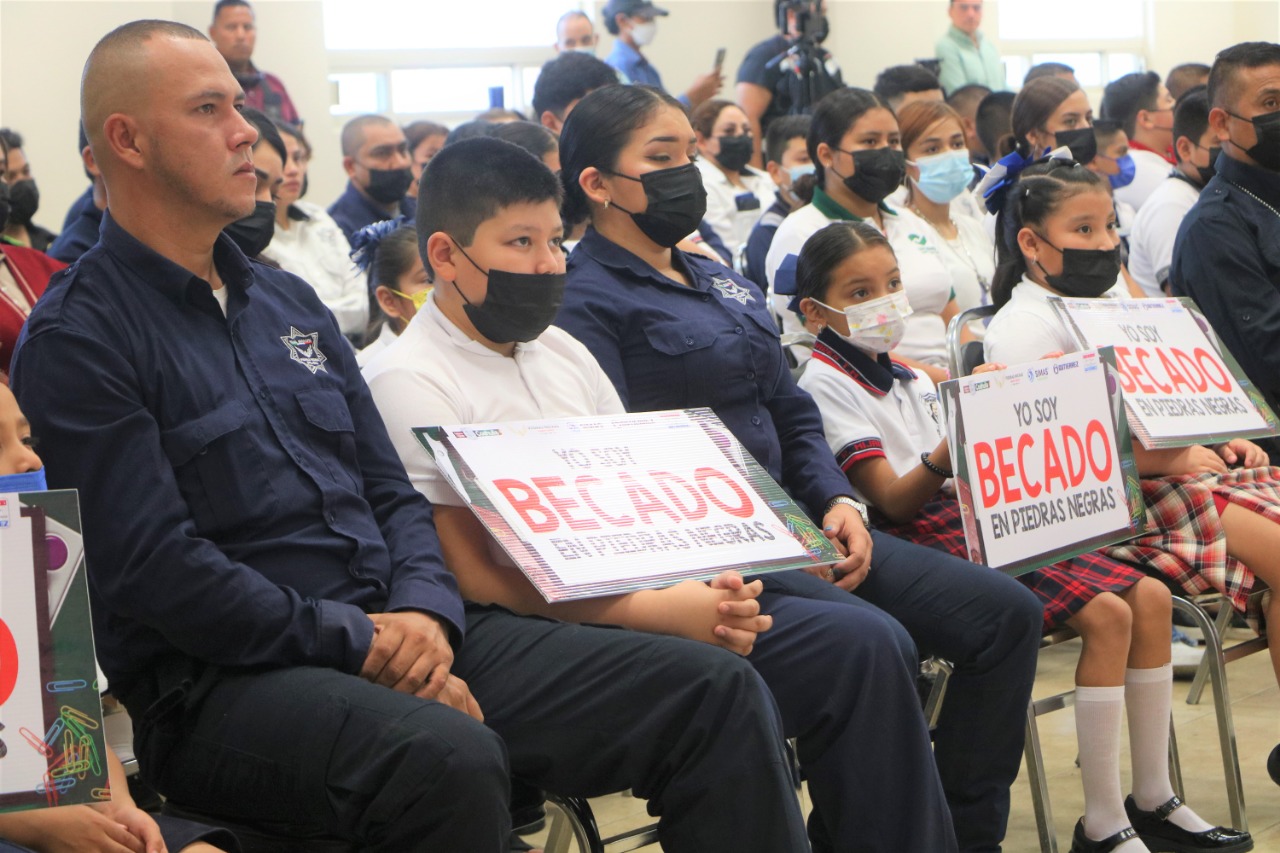 Cumple Norma Treviño compromiso <br>con policías con becas a sus hijos