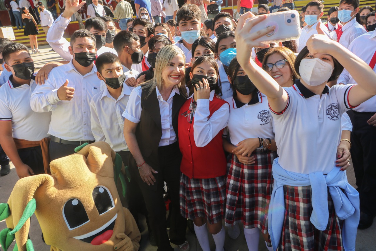 Entrega Norma Treviño apoyos a la Técnica 38