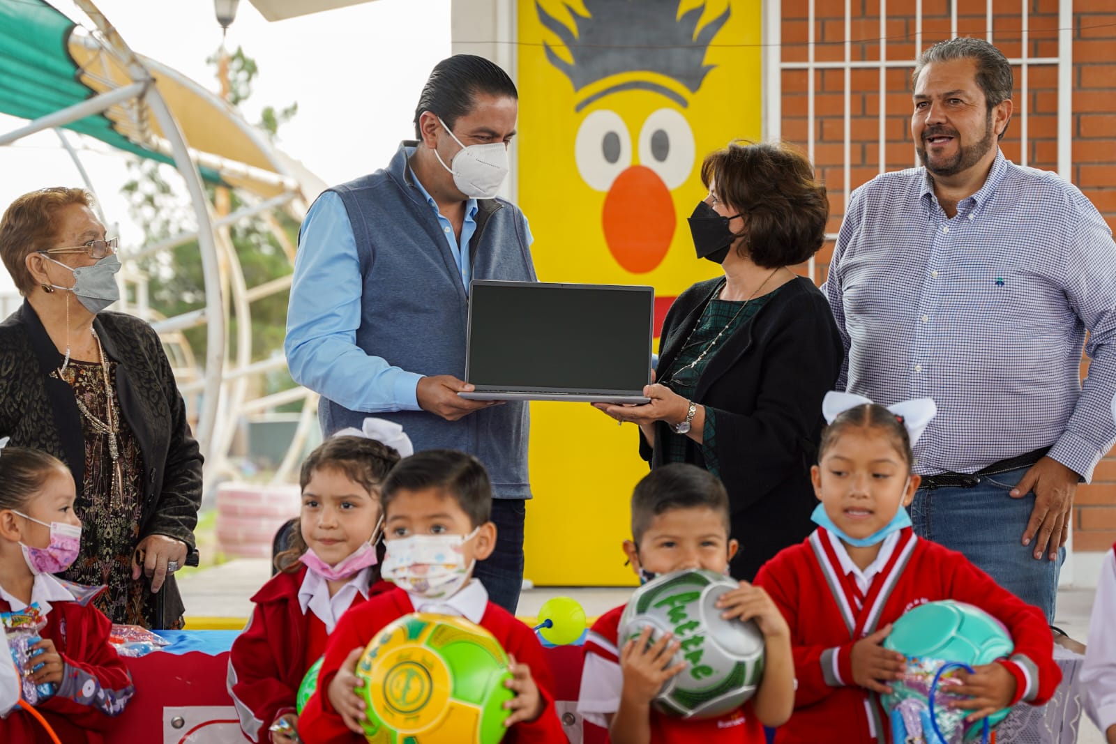 Beneficia Chema Morales un jardín de niños más con “Mejora tu escuela”