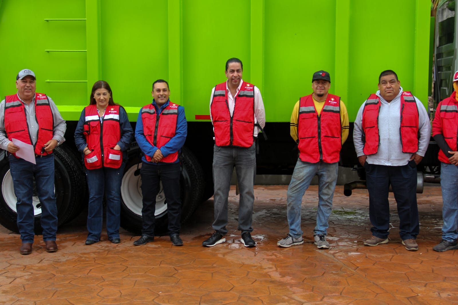 Entrega Chema Morales camión recolector de basura para mejorar servicios primarios