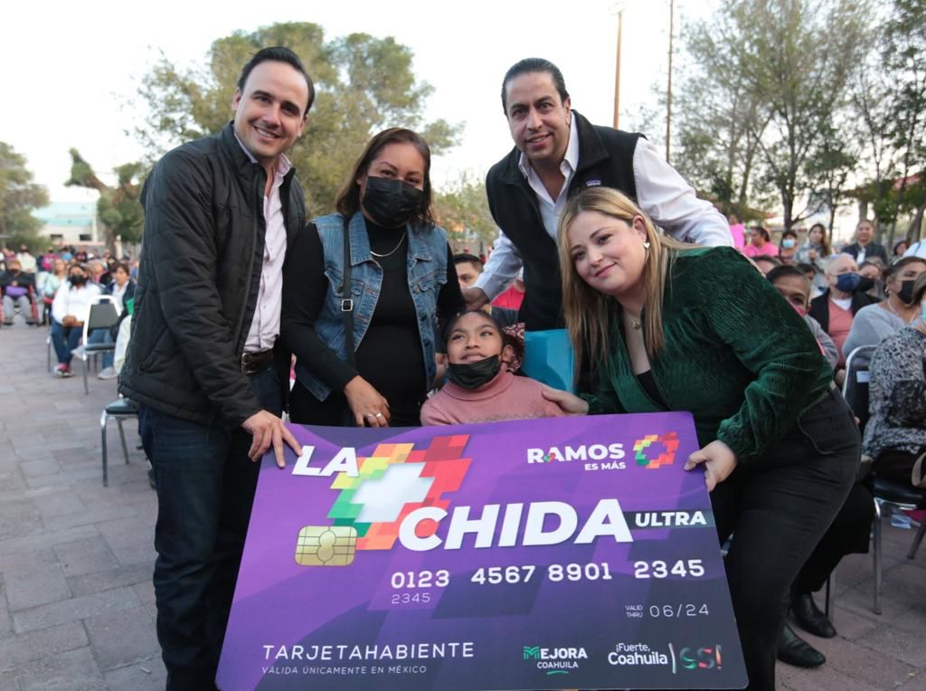 Manolo y Chema Morales entregan <br>apoyos económicos en Ramos Arizpe