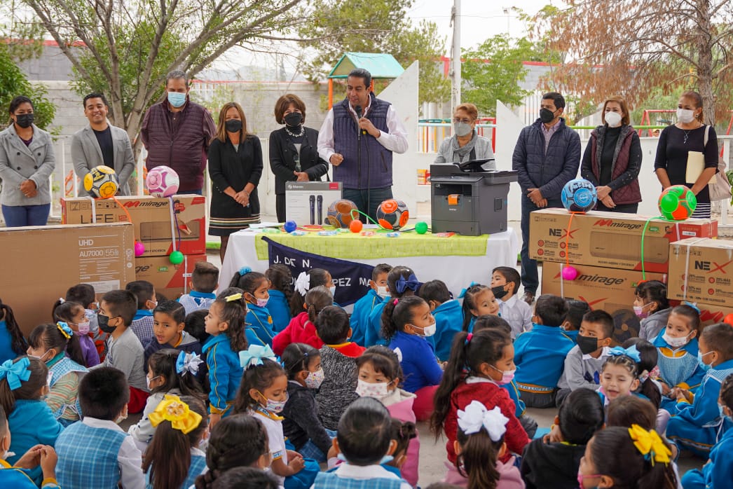 Entrega Chema Morales programa Mejora Tu Escuela en Jardín de Niños Adolfo López Mateos