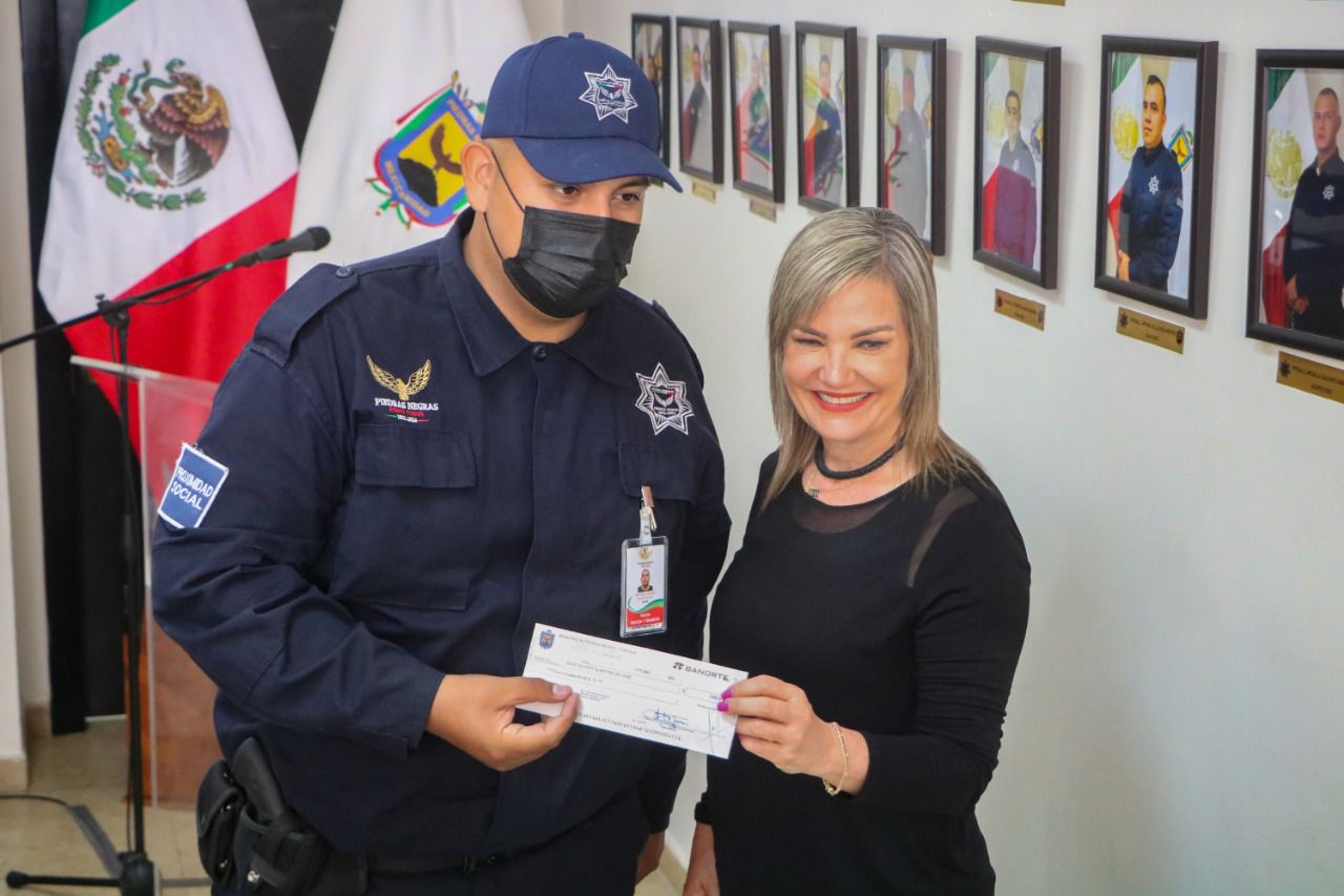 Entrega Norma Treviño reconocimiento a policía del mes