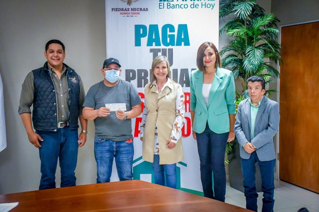 Entrega Norma Treviño 20 cheques del seguro de daños contra desastres naturales