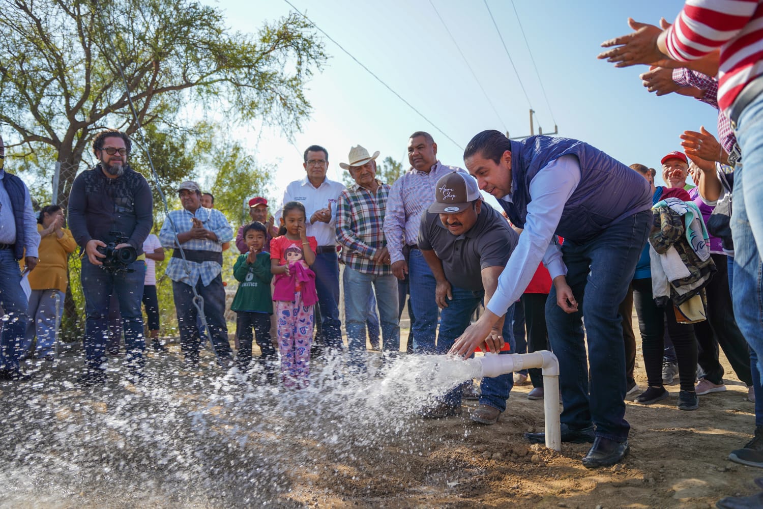 Entrega Chema Morales el programa Tú Eliges en congregación San Miguel